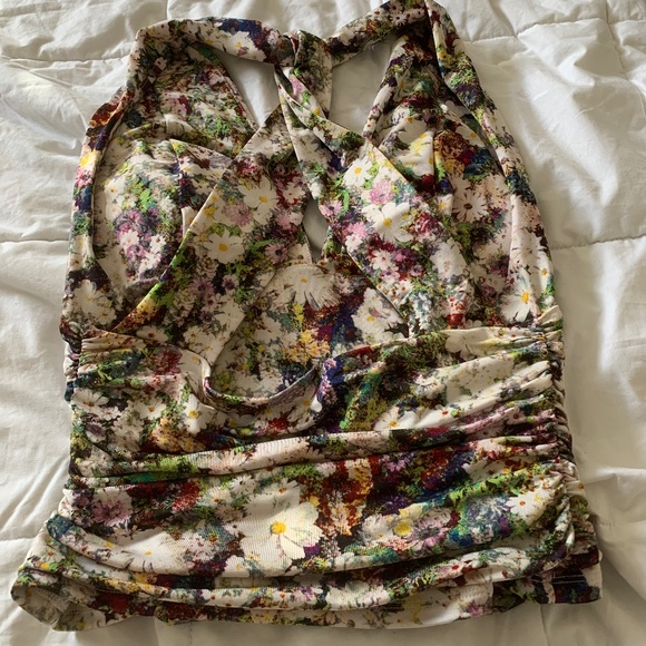 **SOLD** NWOT GUESS Open Back detail top w/padding Perfect condition, Small - Picture 3 of 6